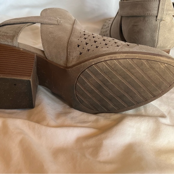 Size 12 Maurices Booties Boots tan beige EUC - Picture 7 of 10